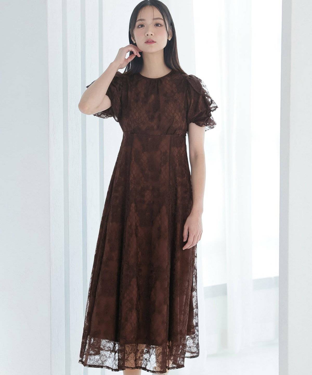 ワンピースコーデの女性