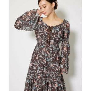  ワンピースコーデの女性 