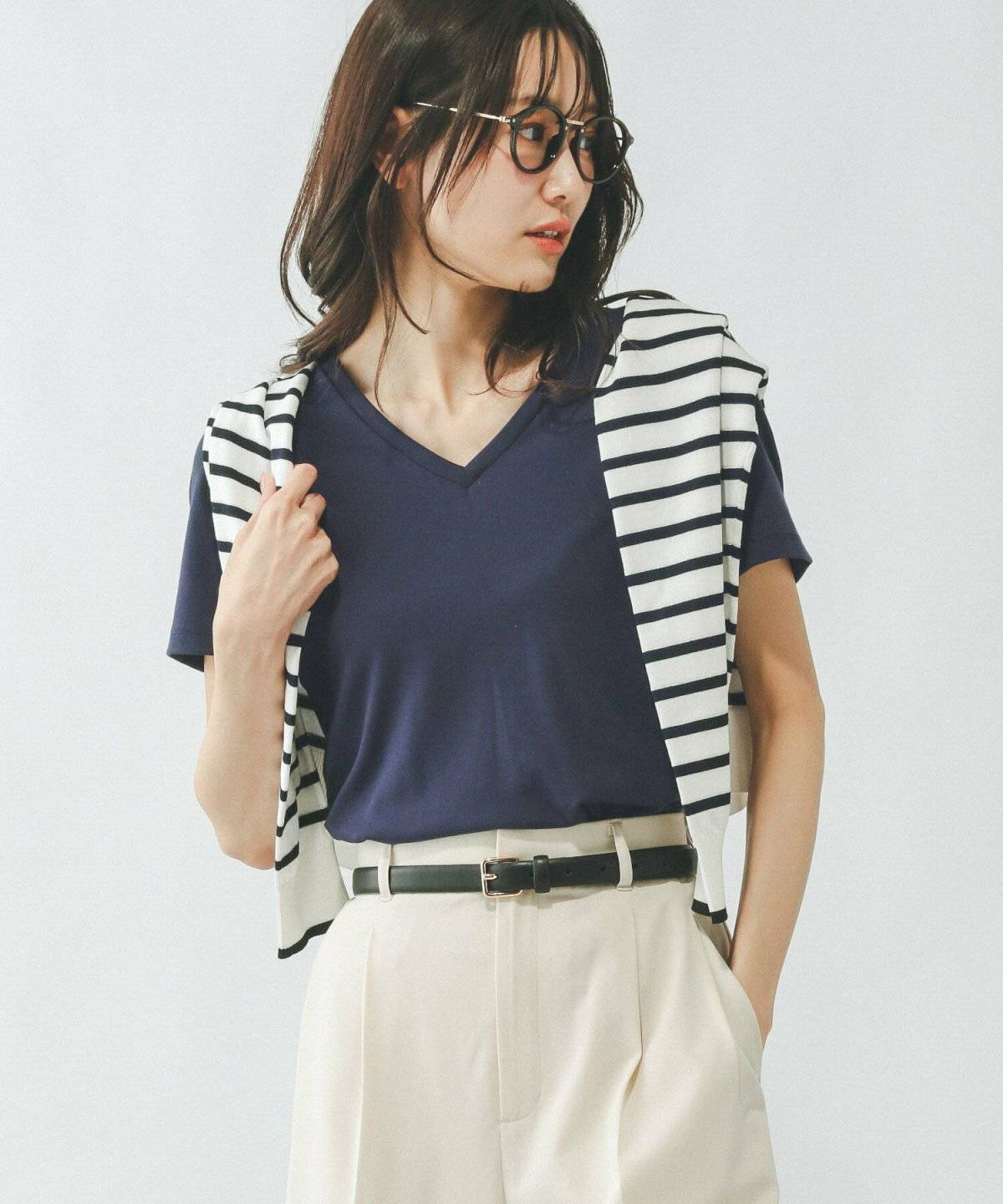 Vネックトップスコーデ