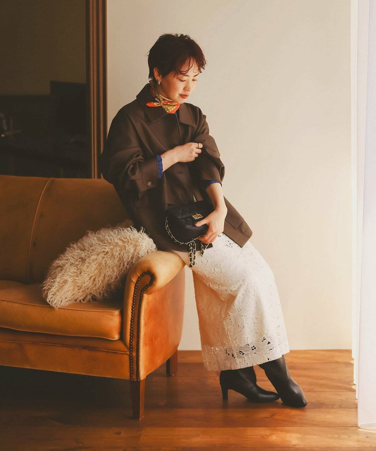 レーススカートを履いた女性