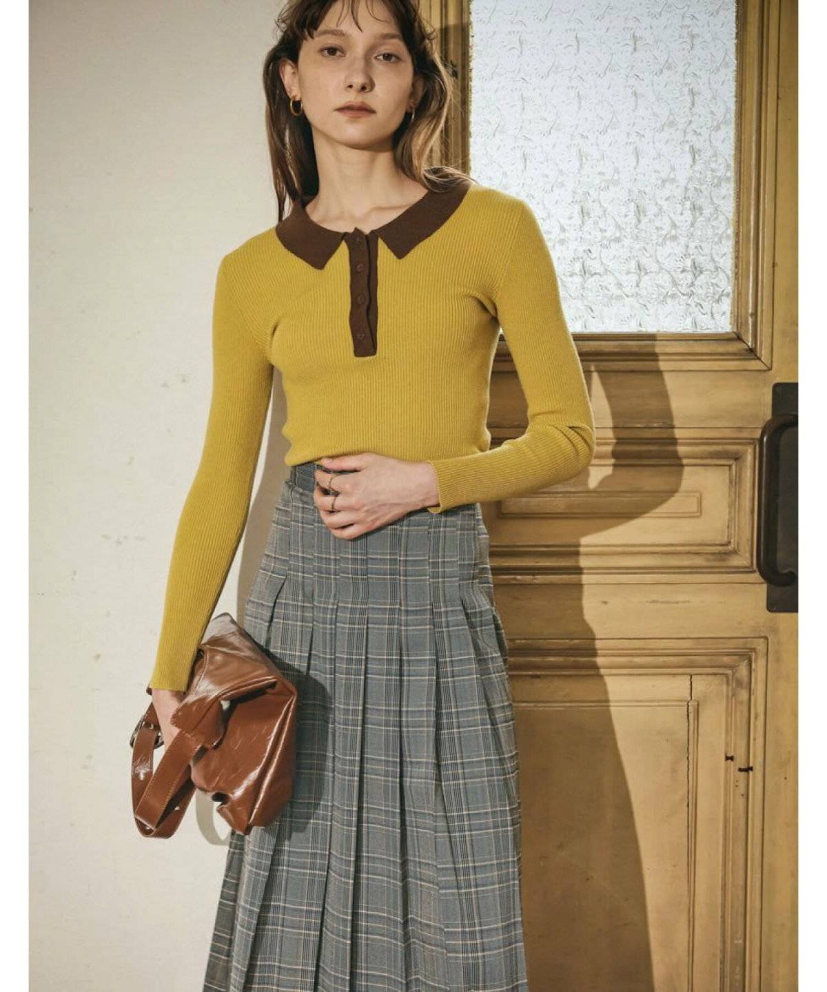 イエローのトップスを着た女性