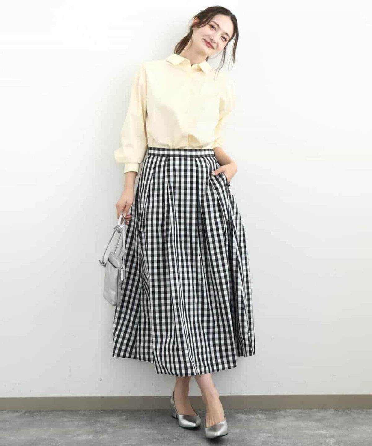 ギンガムチェックのスカートを履いた女性