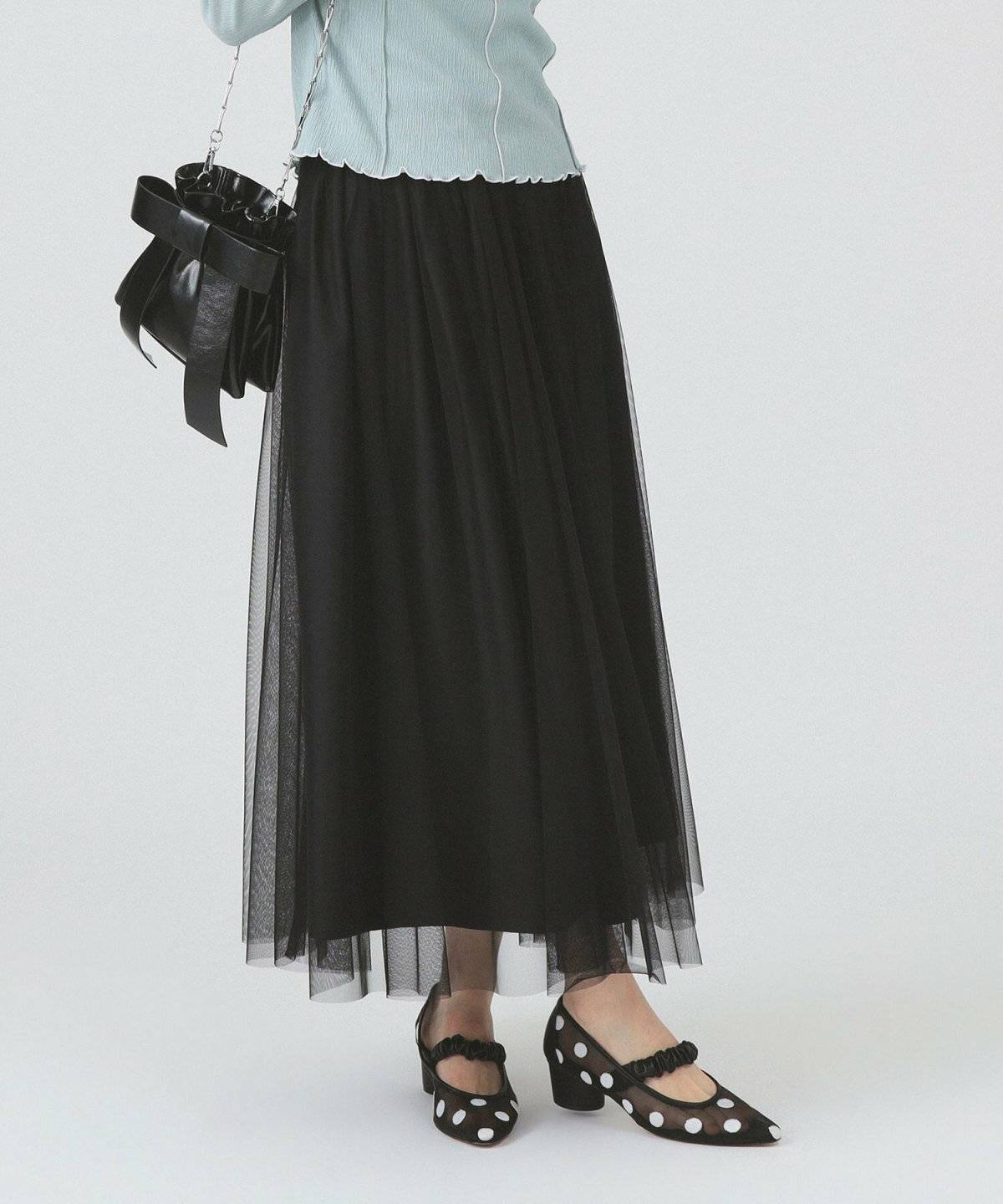 黒いチュールスカートを履いた女性