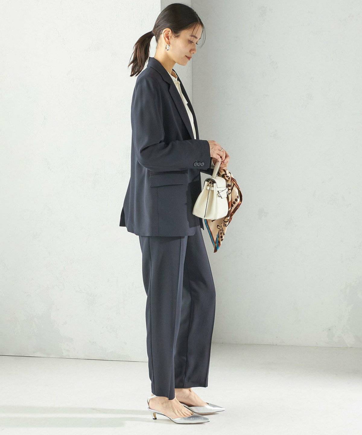 ネイビーコーデの女性