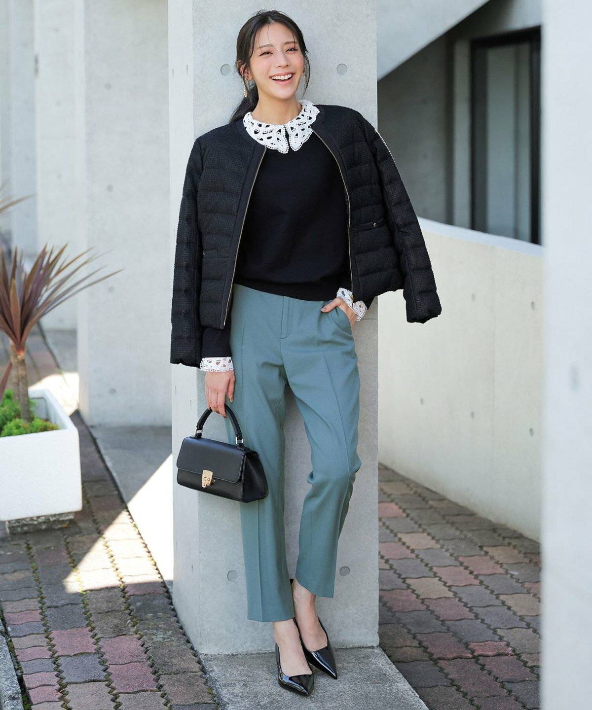 グリーンのパンツを履いた女性