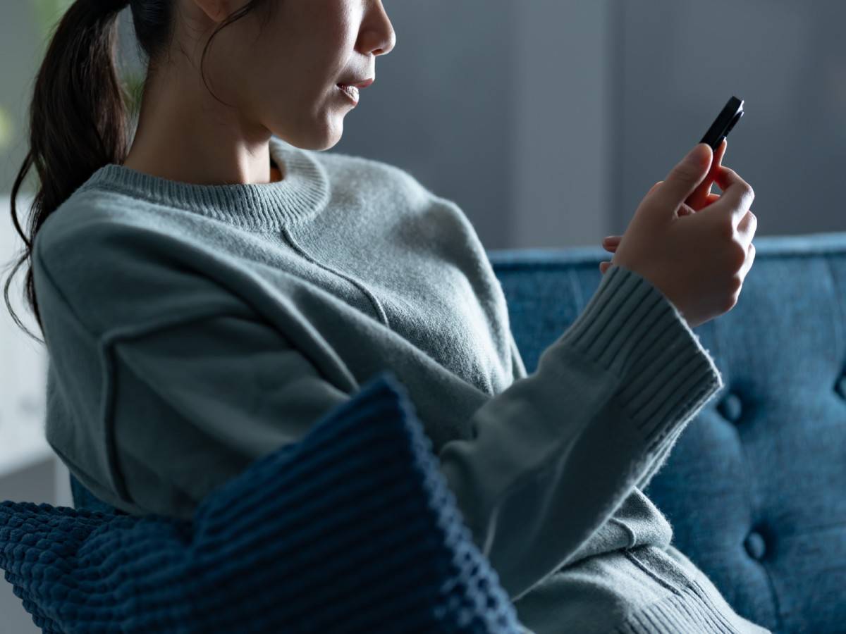 スマホを見る人