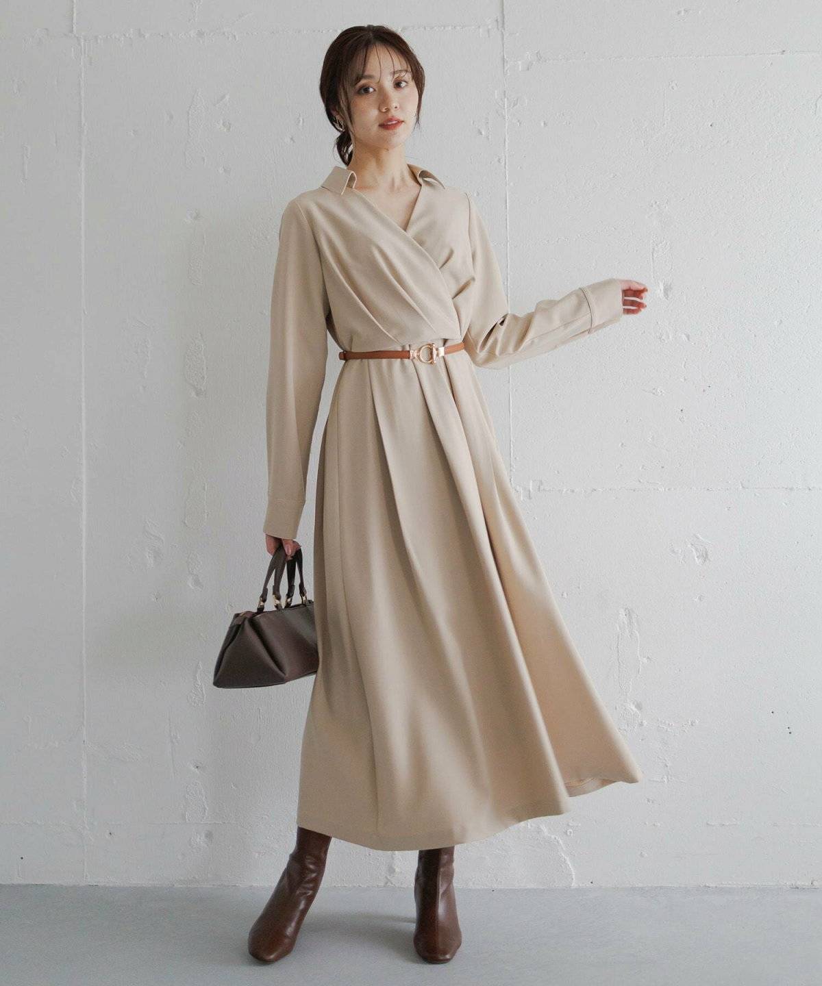 ワンピースコーデの女性