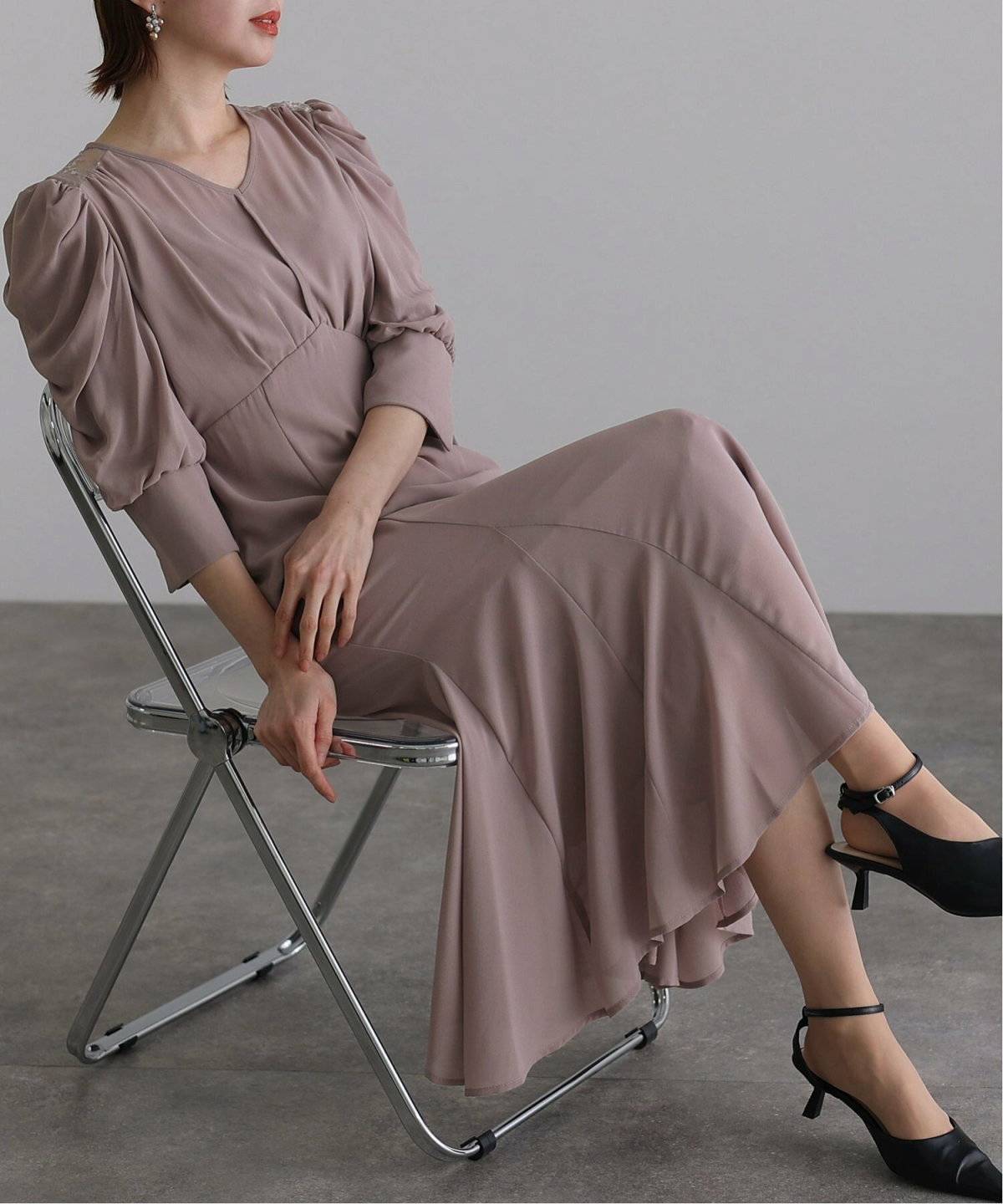 ワンピースコーデの女性