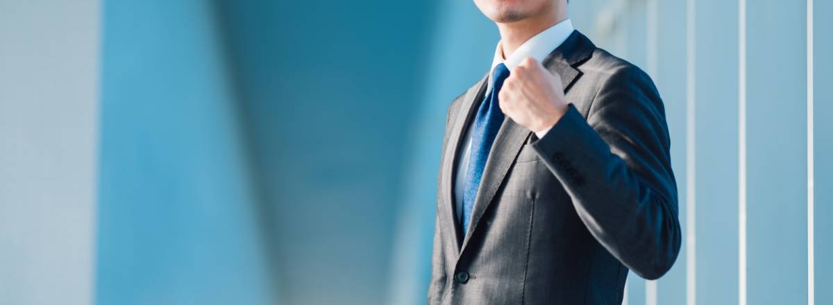 ガッツポーズする人