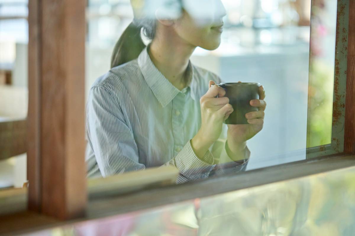 コーヒーを飲む人