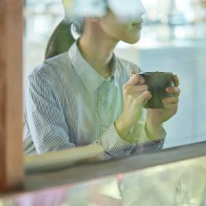  コーヒーを飲む人 