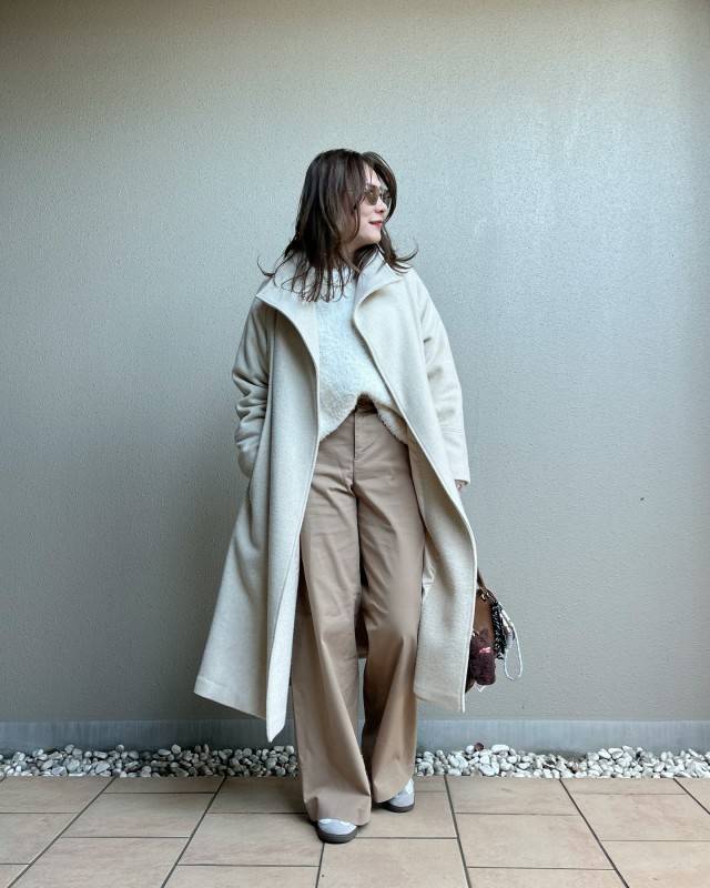 白×ベージュの淡色コーデ