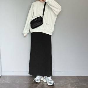  モノトーンコーデの女性 