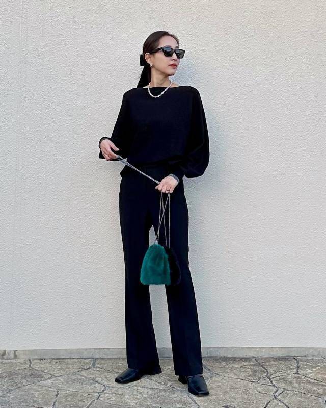 オールブラックコーデの女性