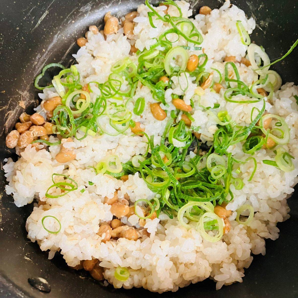 タカノフーズ公式の「ガーリック納豆チャーハン」のレシピ