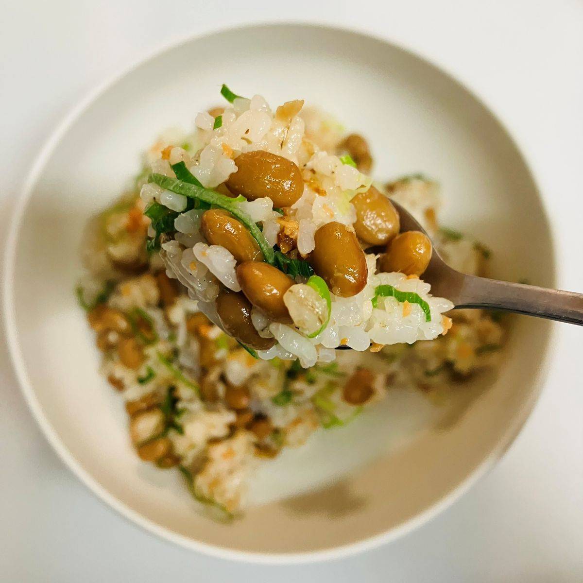 タカノフーズ公式の「ガーリック納豆チャーハン」のレシピ