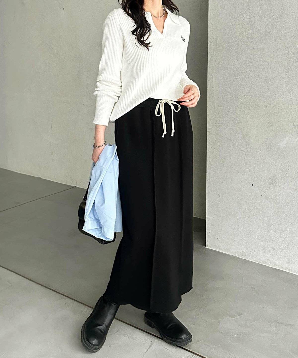 スカートコーデの女性