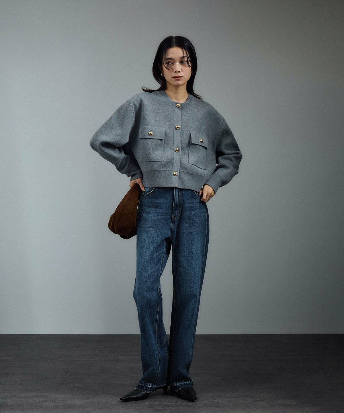 パンツコーデの女性