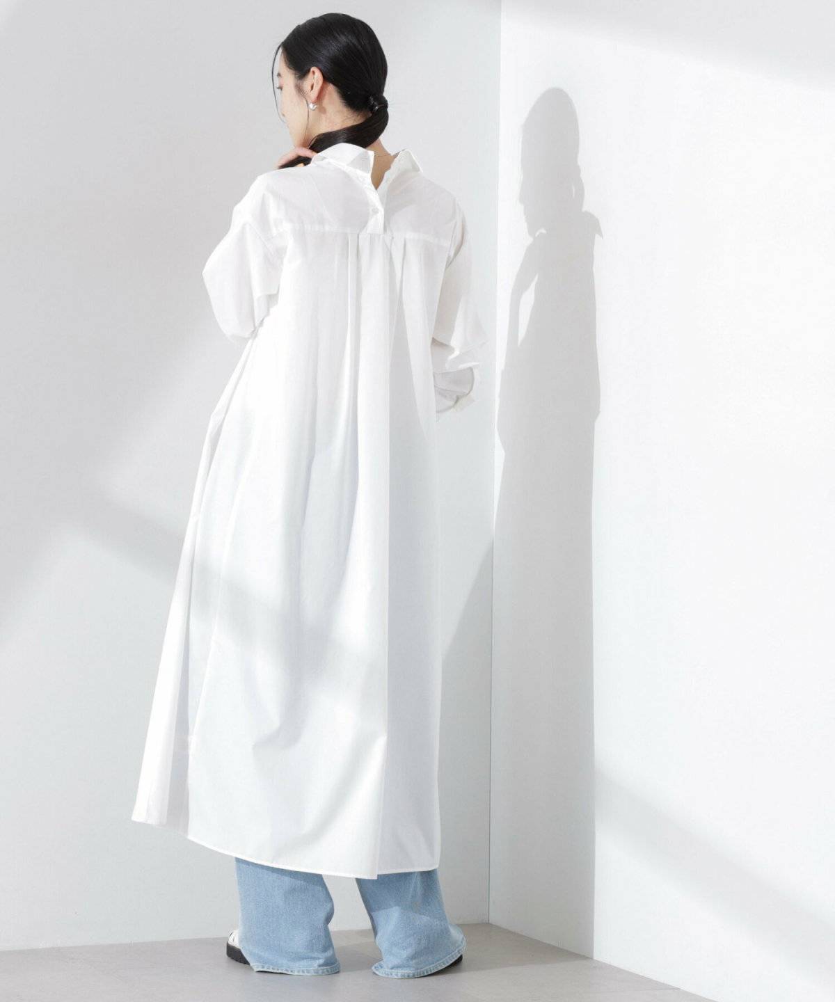 パンツコーデの女性