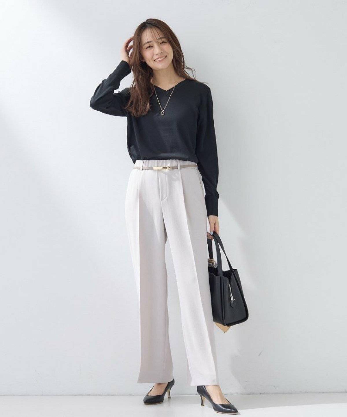 パンツコーデの女性