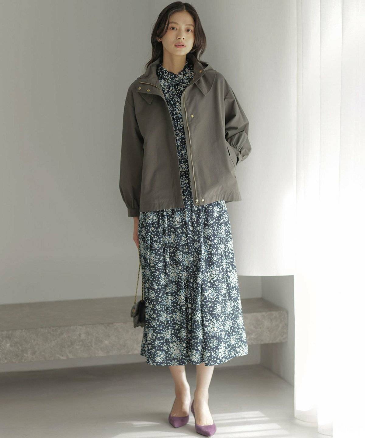 ワンピースコーデの女性