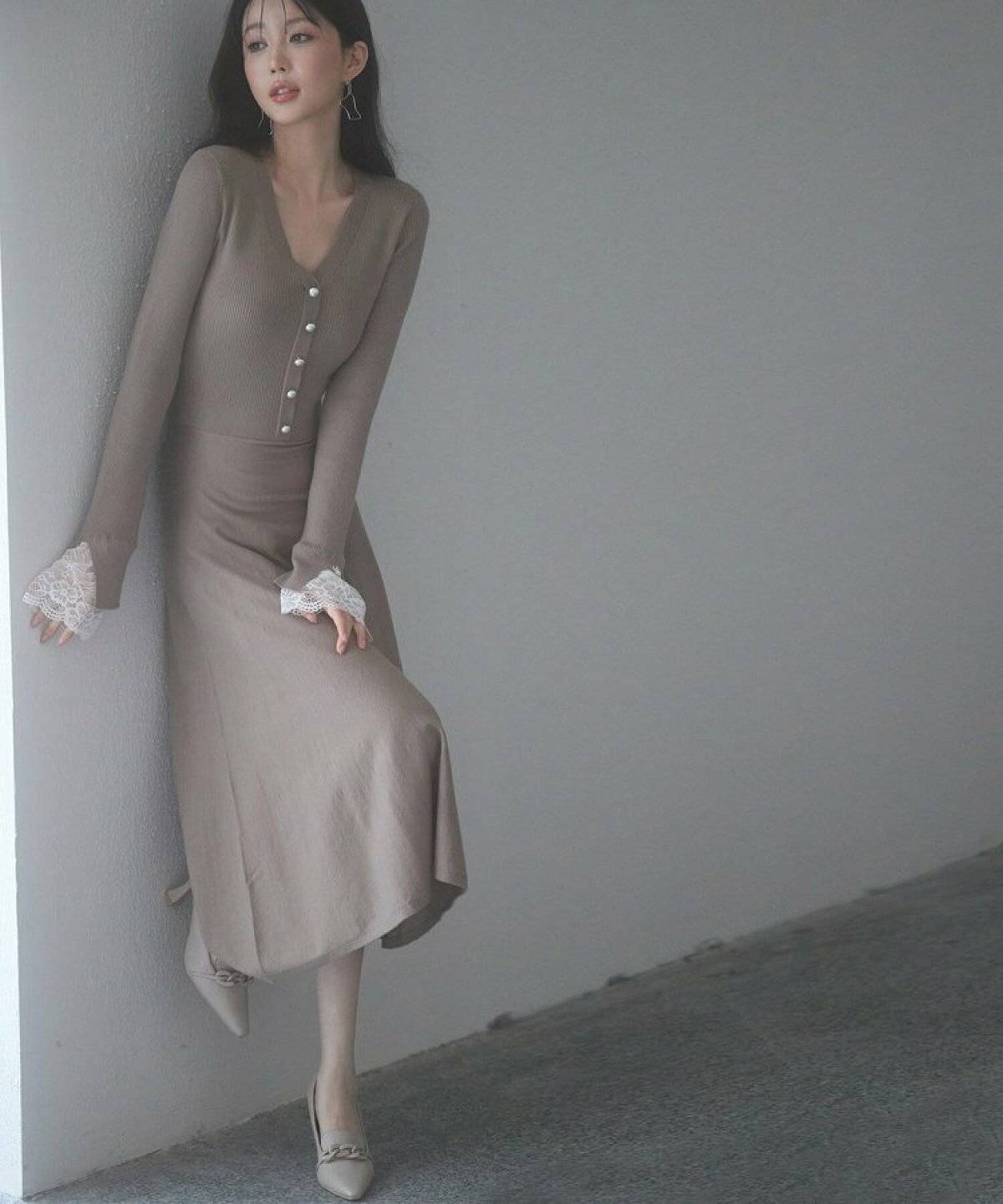 ワンピースコーデの女性