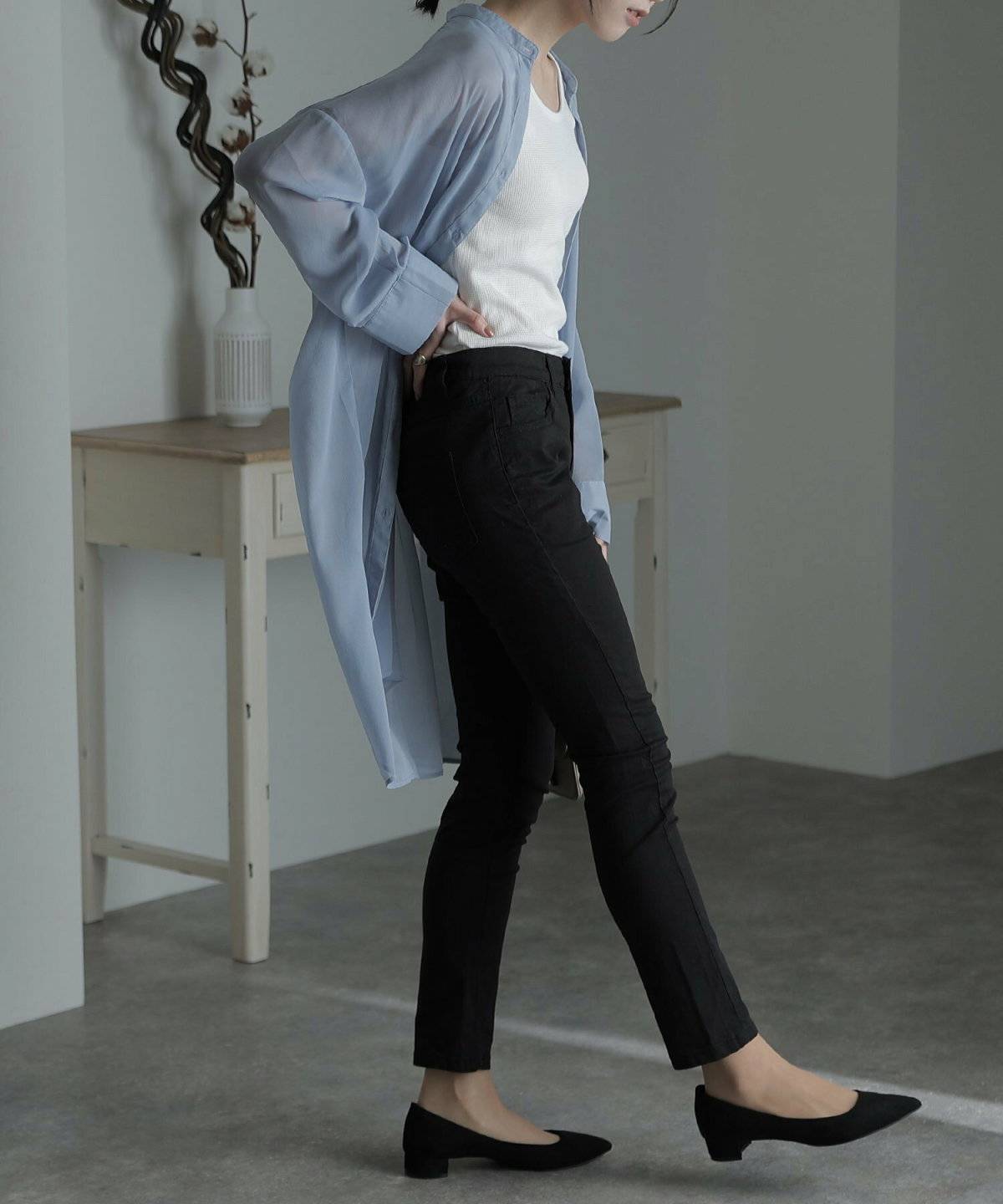 パンツコーデの女性