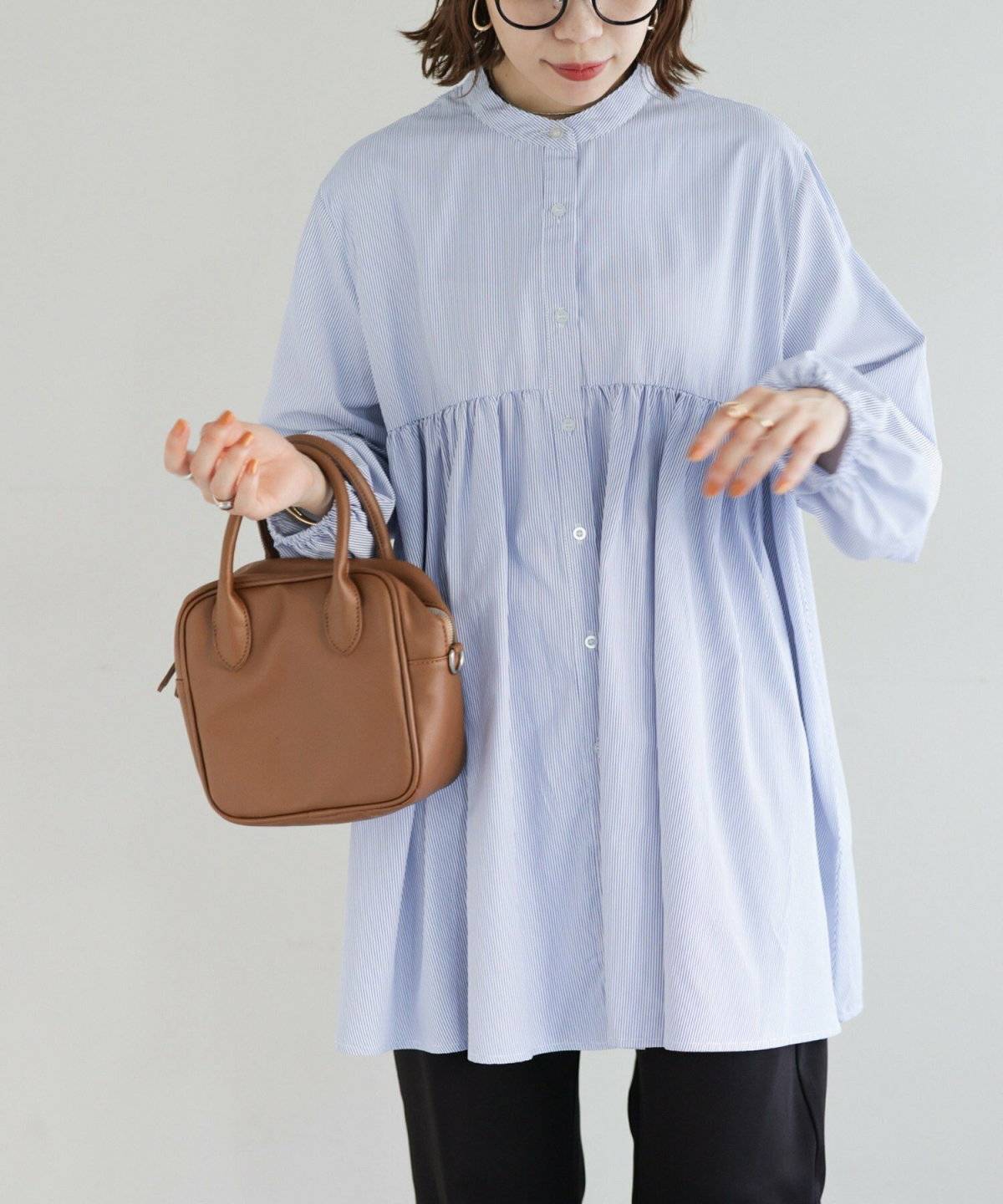 パンツコーデの女性