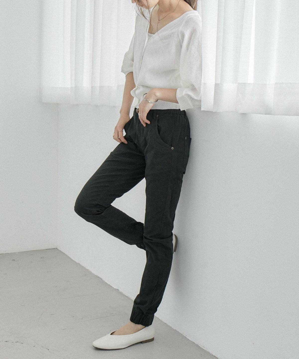 パンツコーデの女性