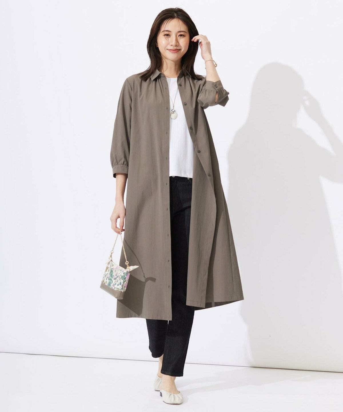 パンツコーデの女性