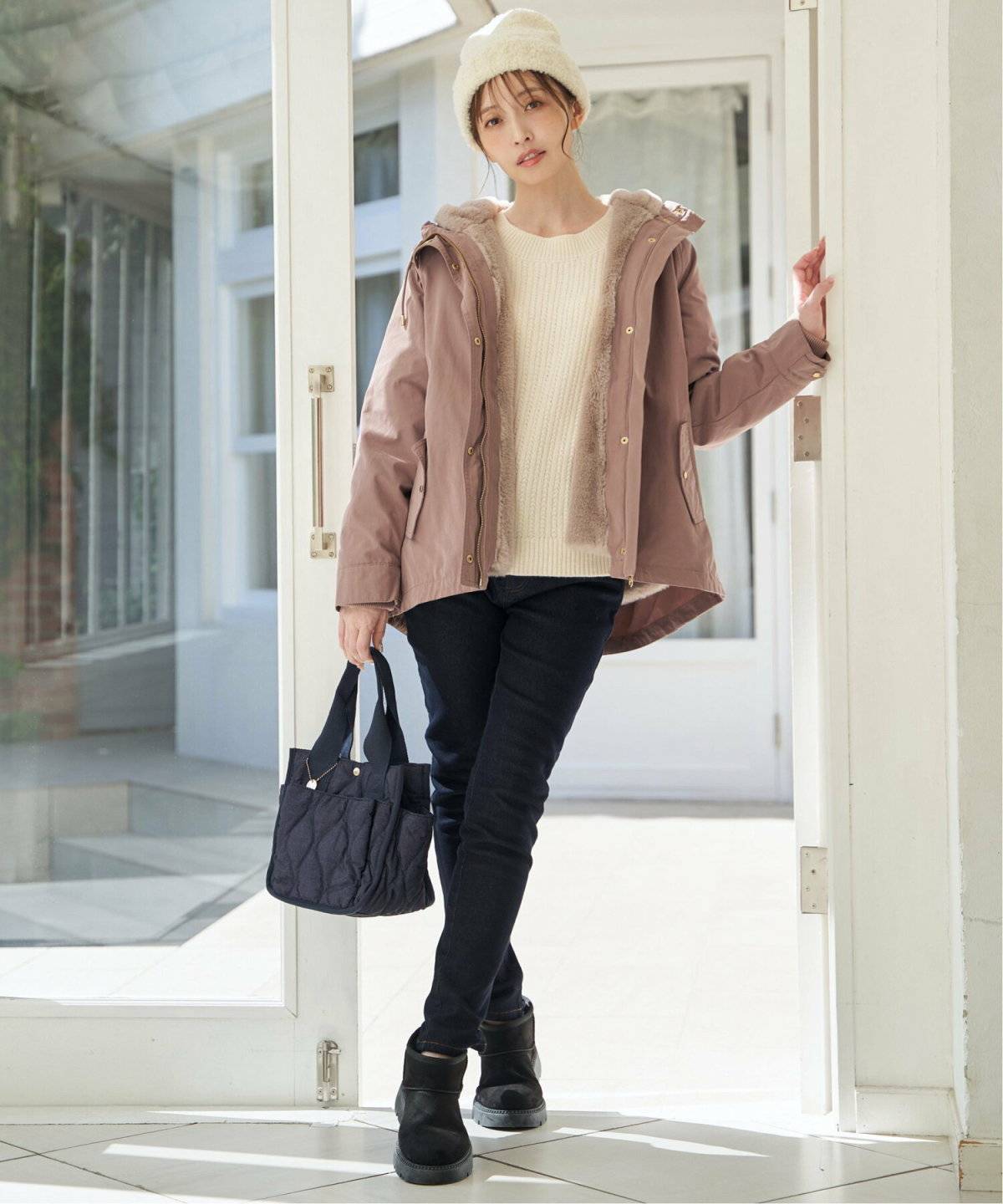 パンツコーデの女性