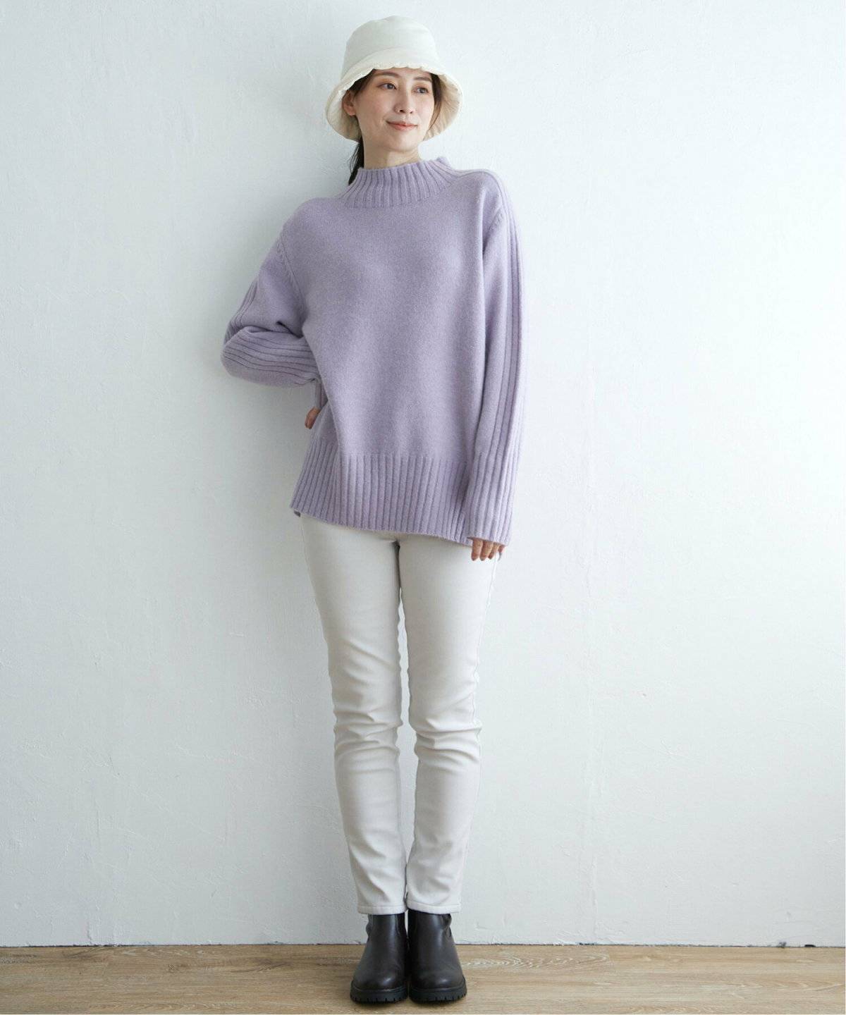 パンツコーデの女性