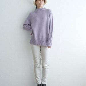  パンツコーデの女性 