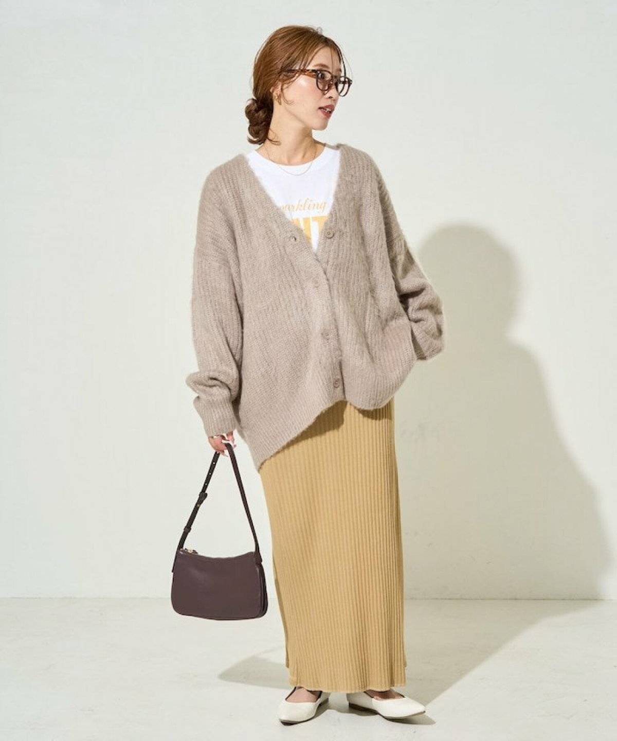 ベージュのワントーンコーデの女性