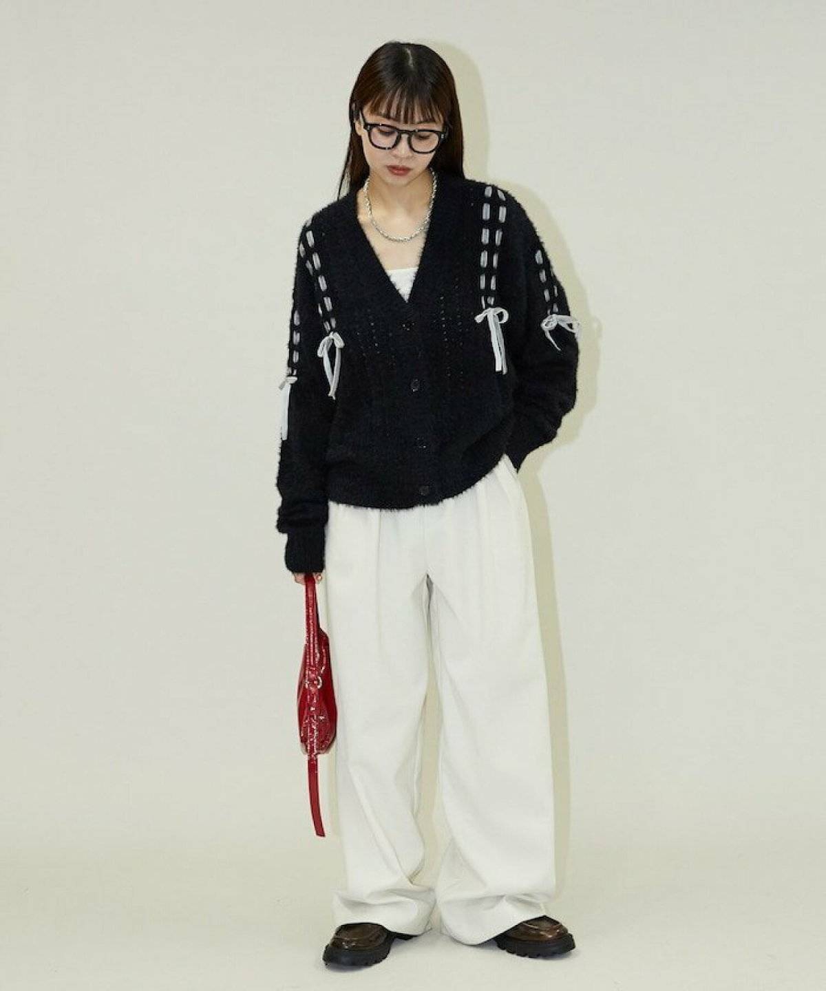 モノトーンコーデの女性