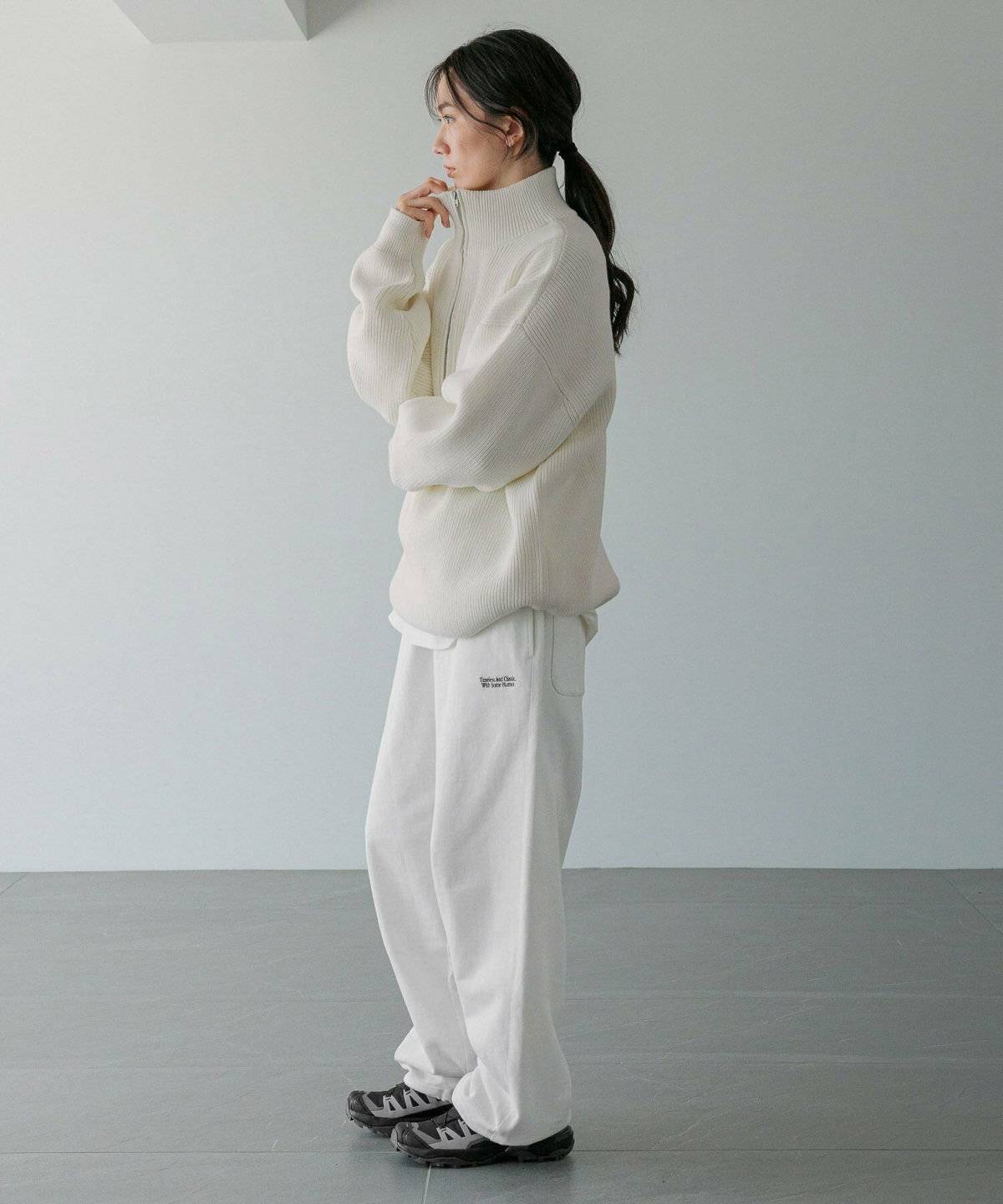 オールホワイトコーデの女性