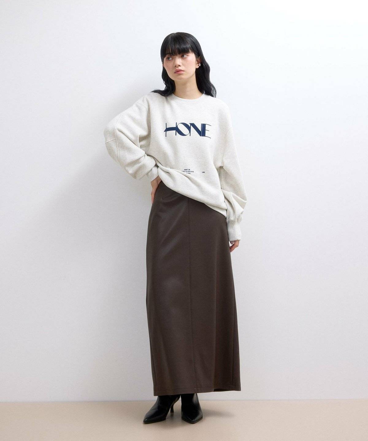 スウェットにスカートを合わせた女性