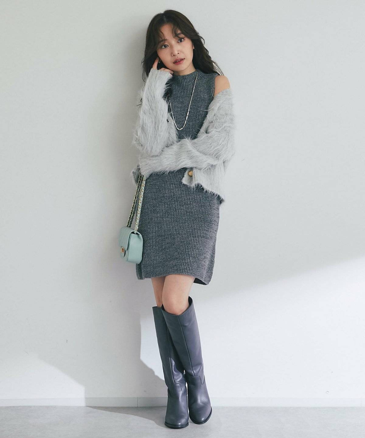 グレーのワントーンコーデの女性