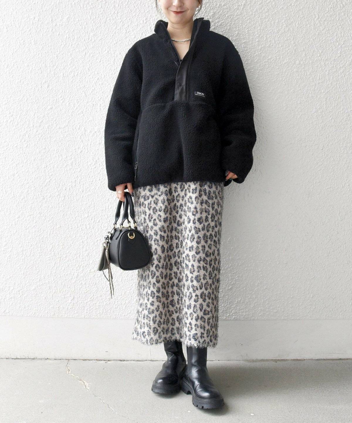 オールブラックコーデの女性