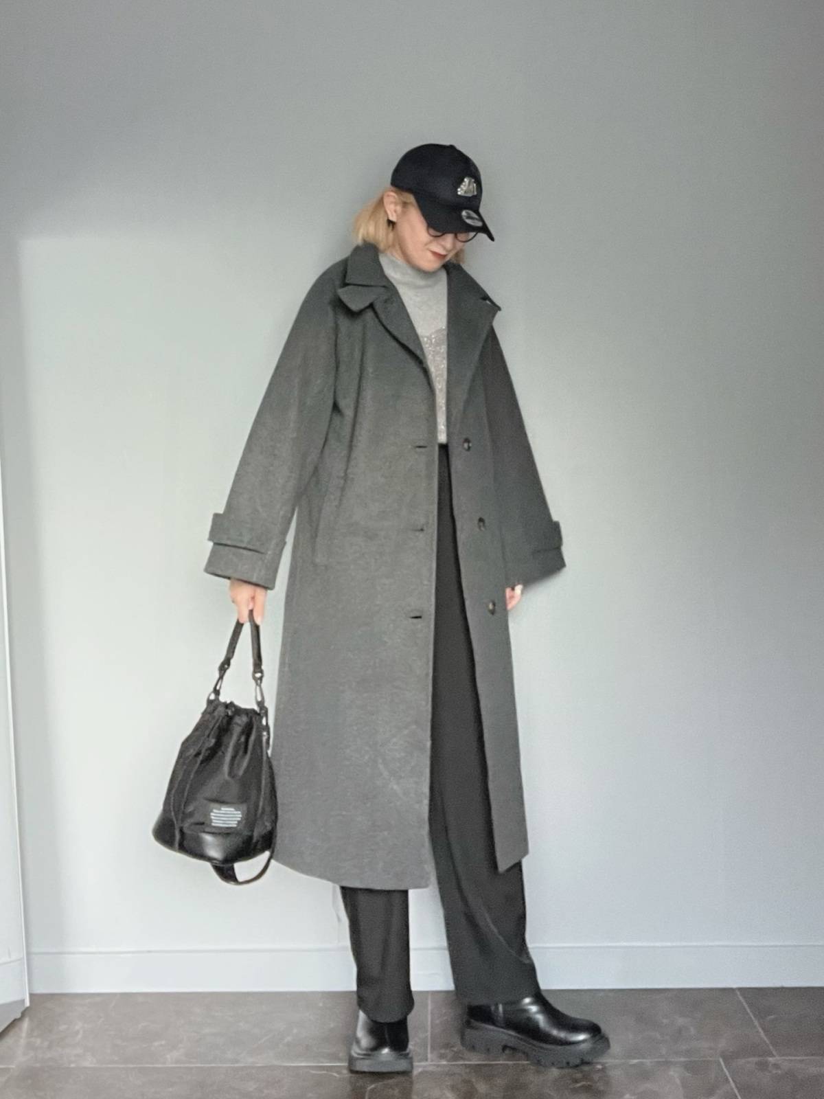 グレー×黒の濃色コーデが◎