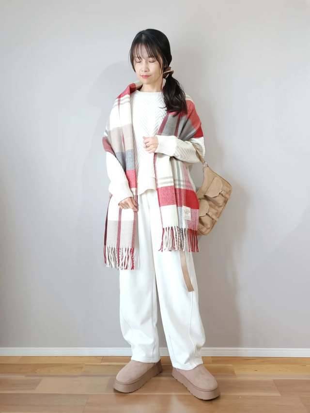ホワイトコーデ×チェック柄ストール