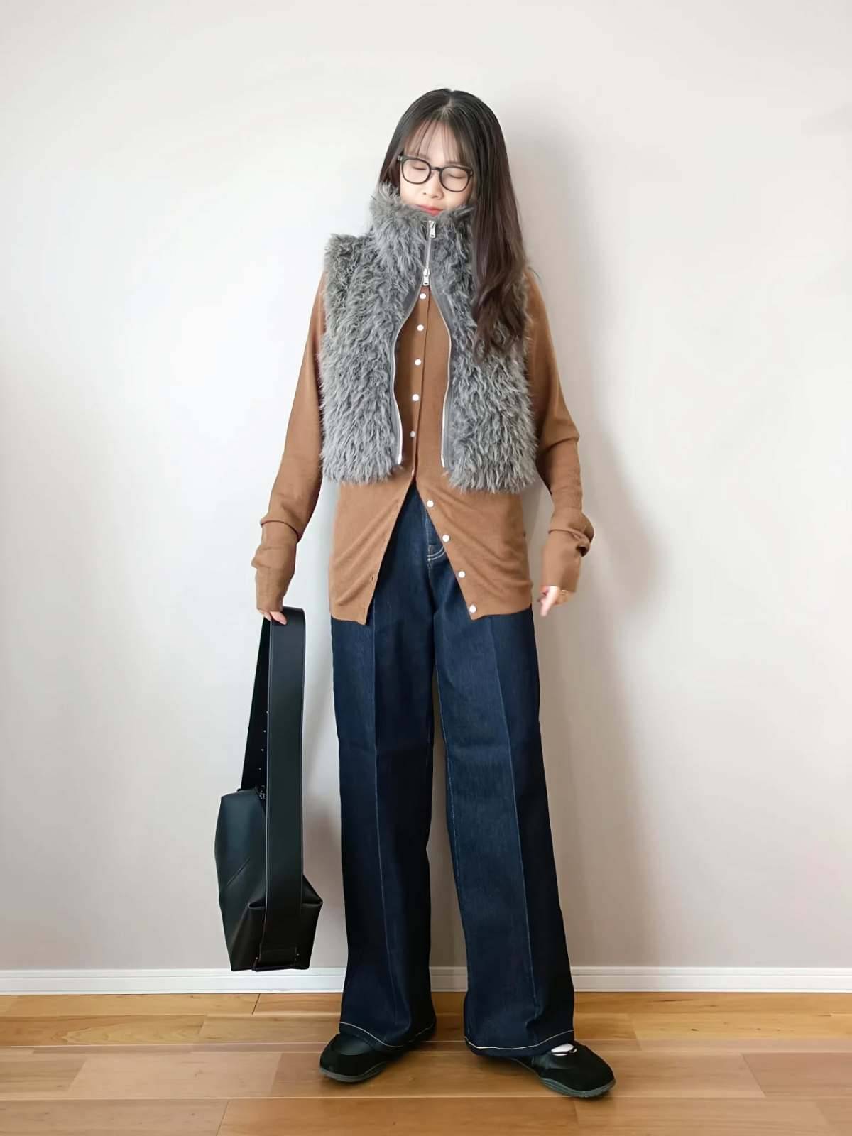 カーディガン×ボアベストの重ね着が◎