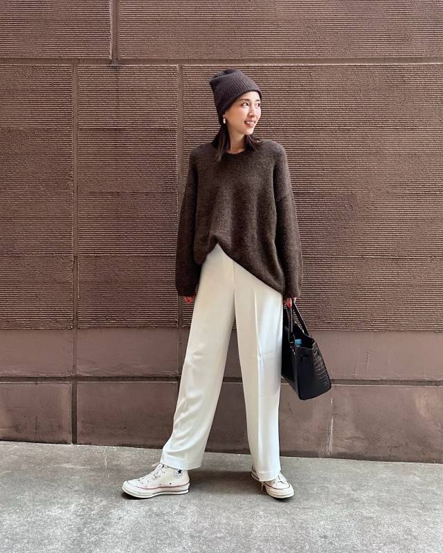 ゆるニットの裾をフロントだけタックイン！