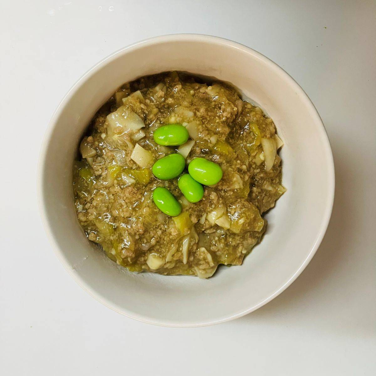 JAグループ公式の「ひき肉、玉ねぎ、舞茸の和風カレー丼」のレシピ