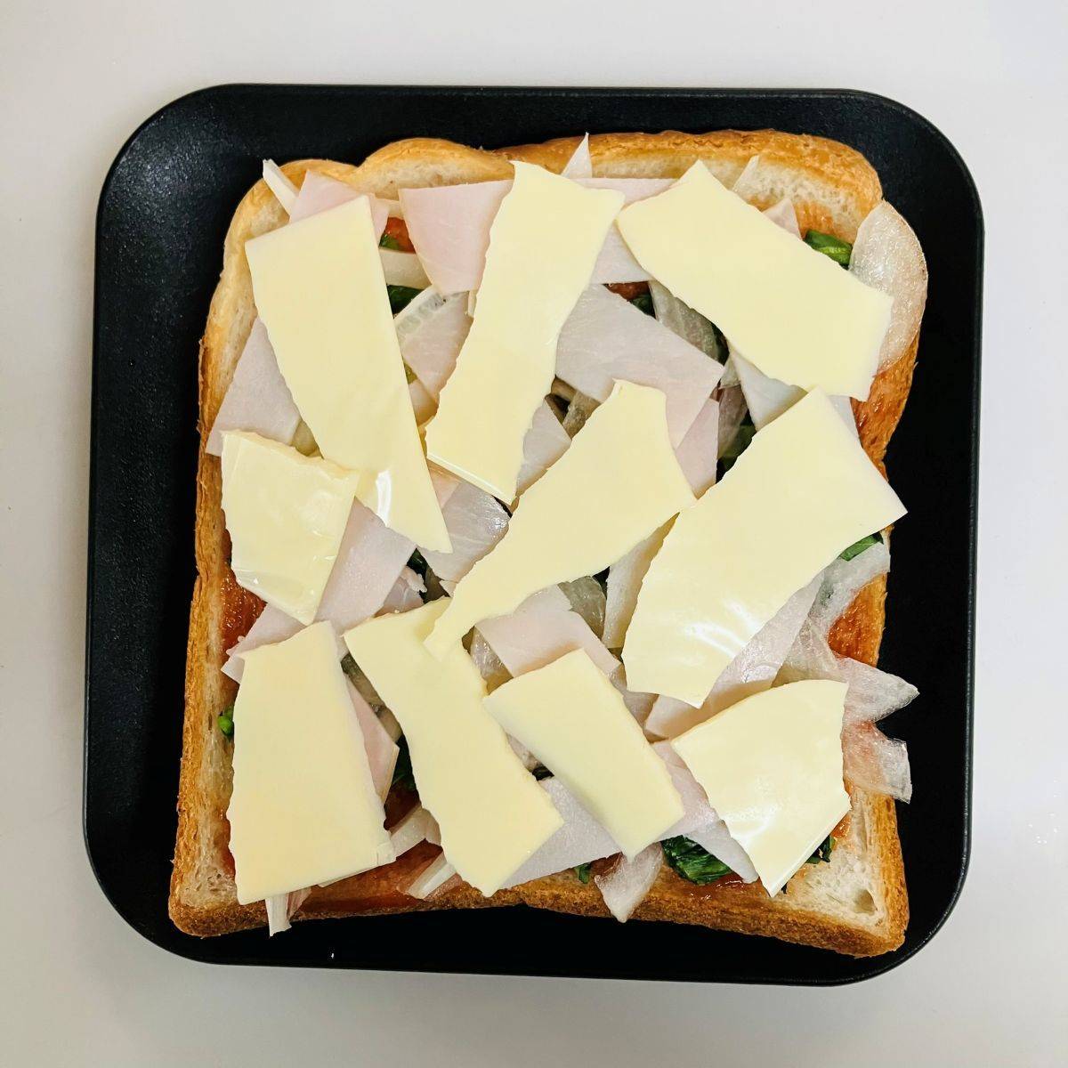 JAグループ公式の「小松菜とベーコンのピザトースト風♪」のレシピ