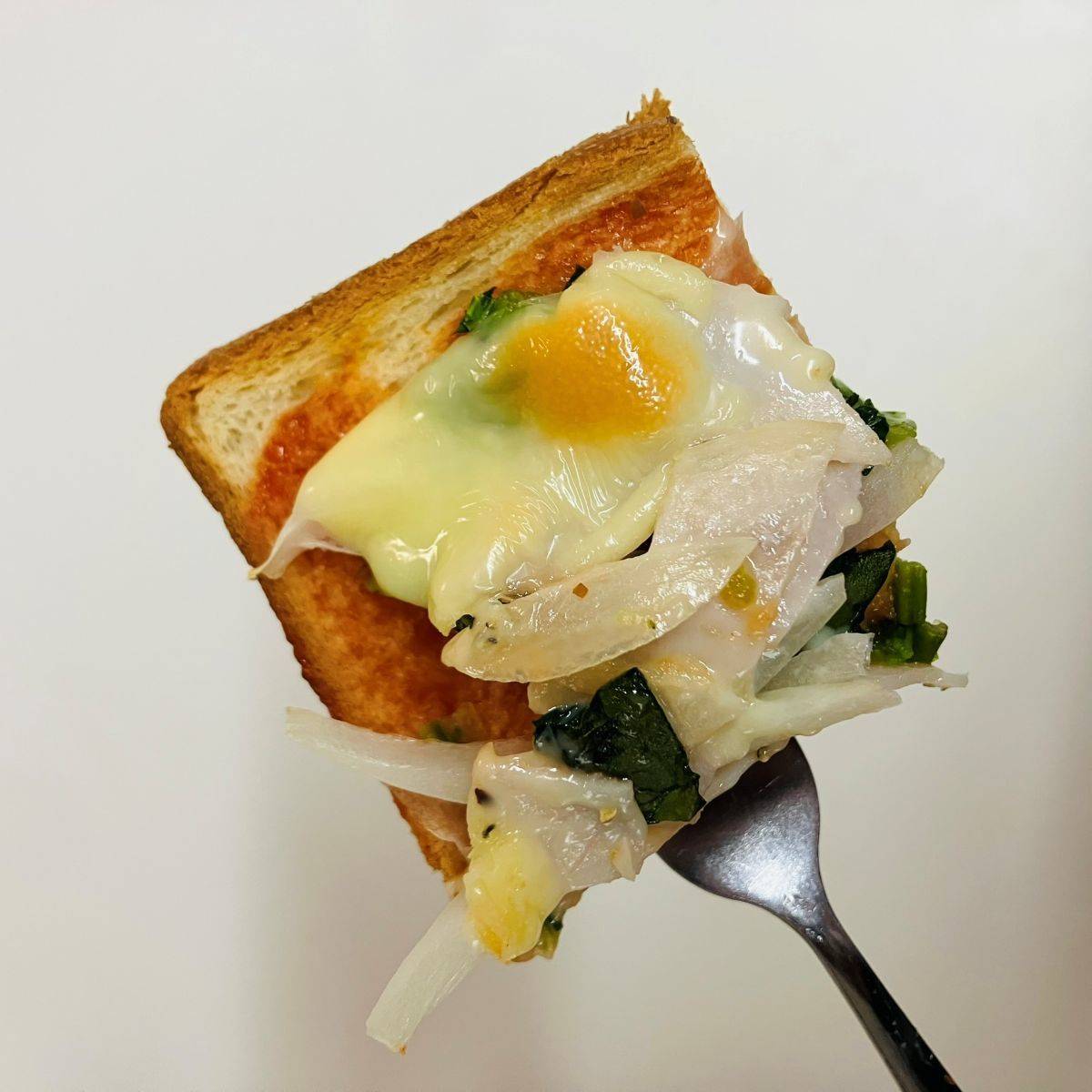 JAグループ公式の「小松菜とベーコンのピザトースト風♪」のレシピ