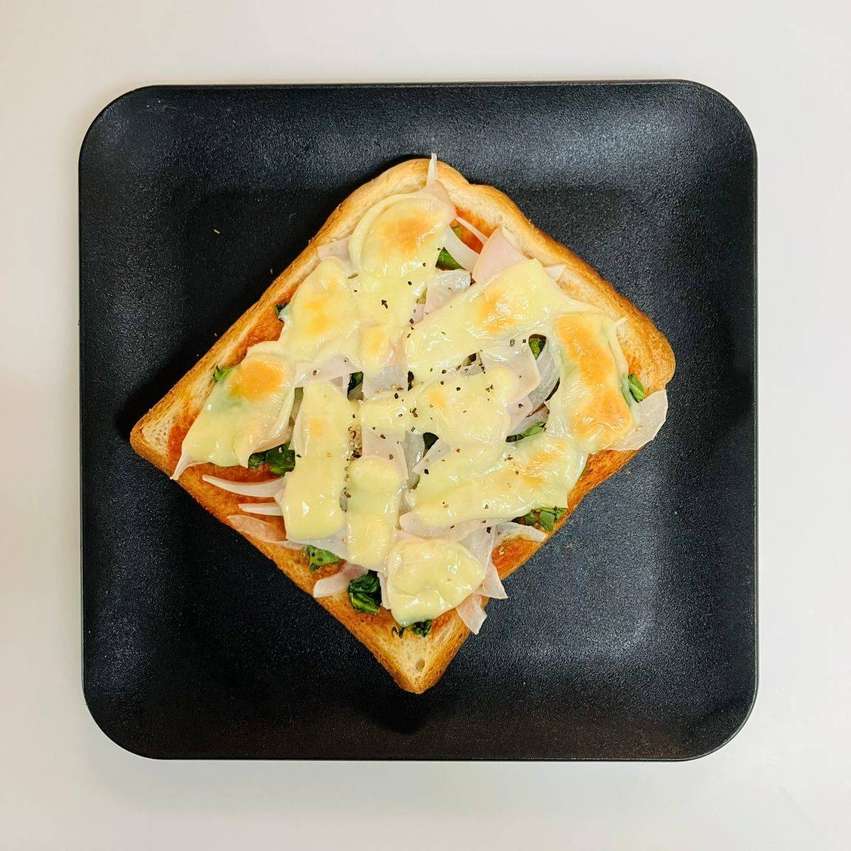 JAグループ公式の「小松菜とベーコンのピザトースト風♪」のレシピ