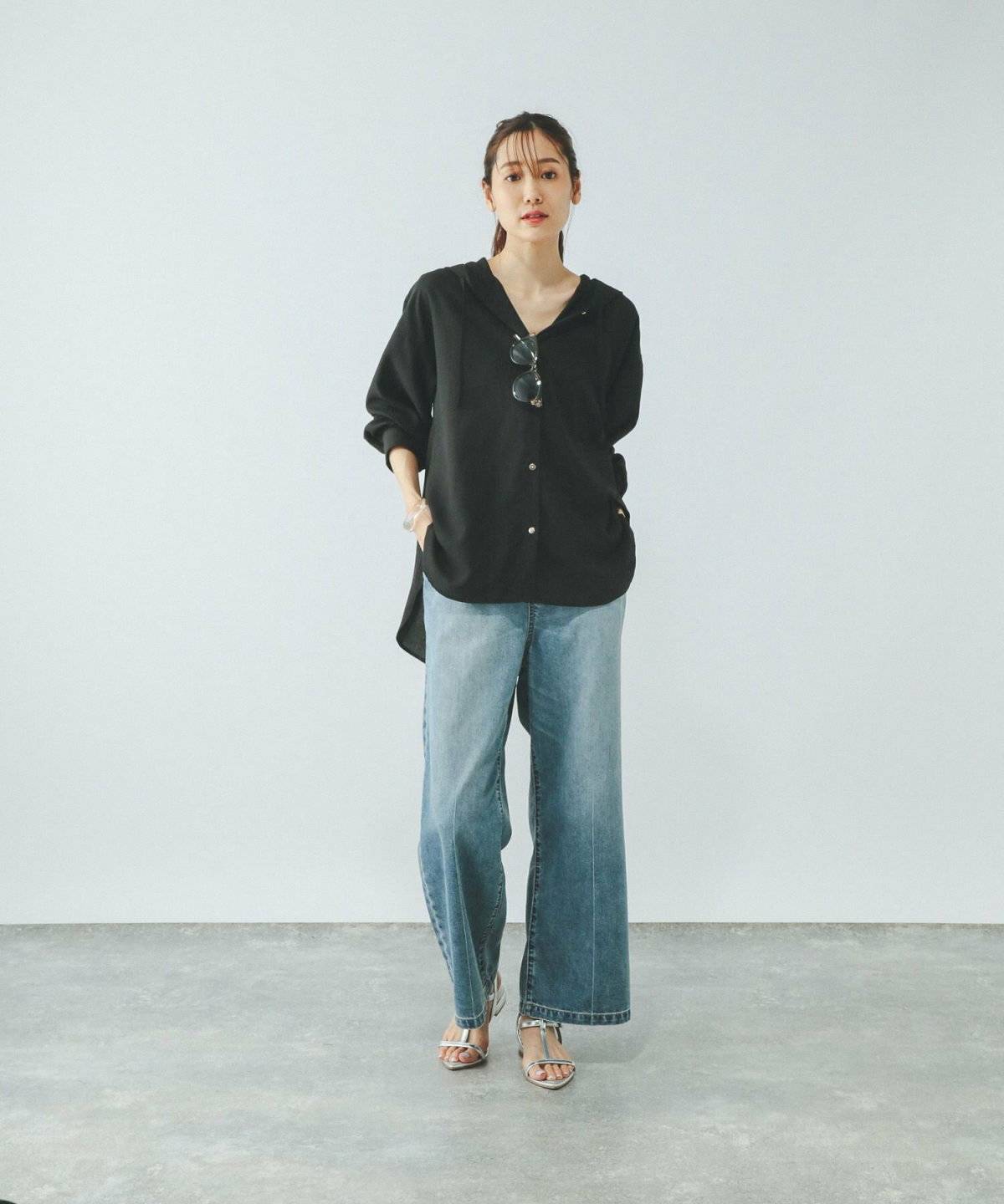 黒シャツを着た女性