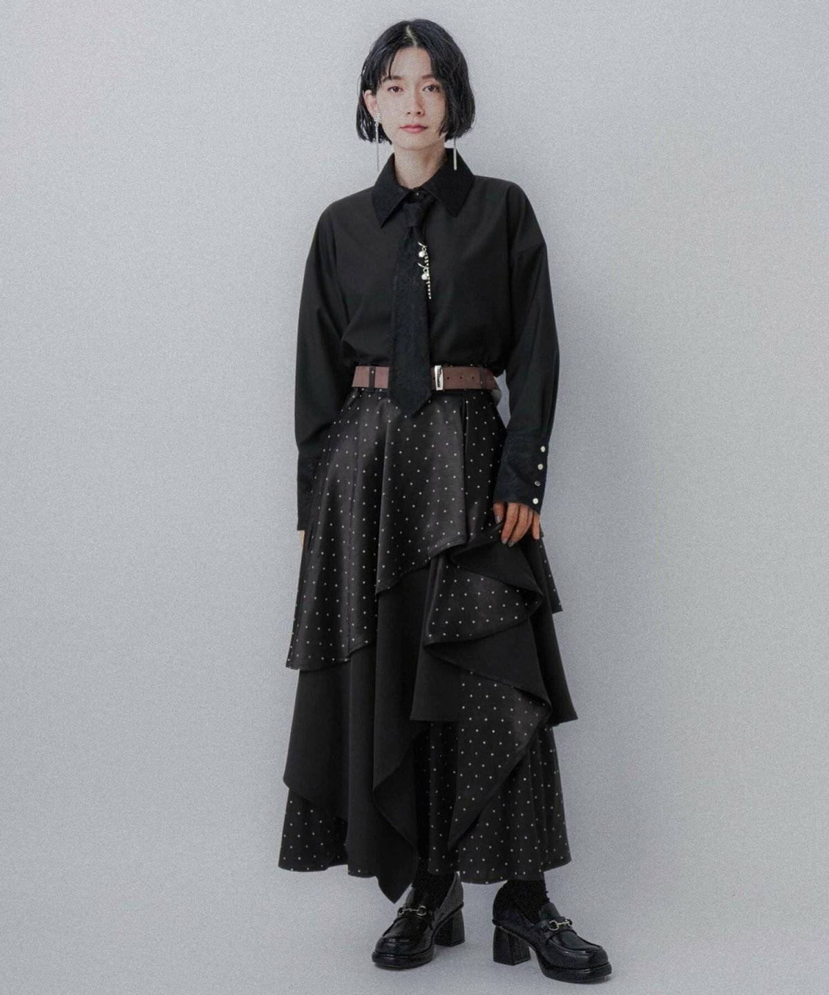 黒のシャツを着た女性