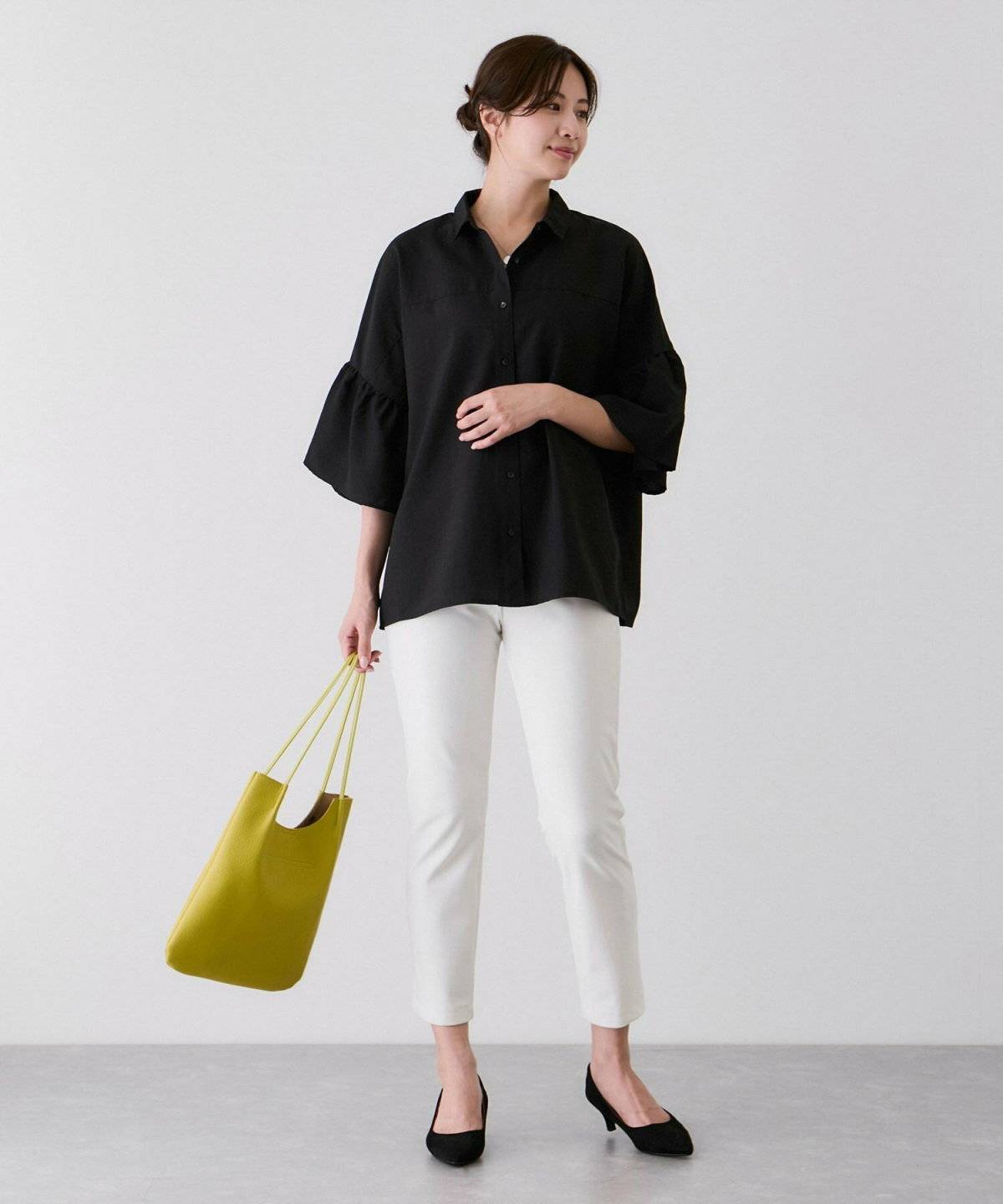 黒シャツを着た女性